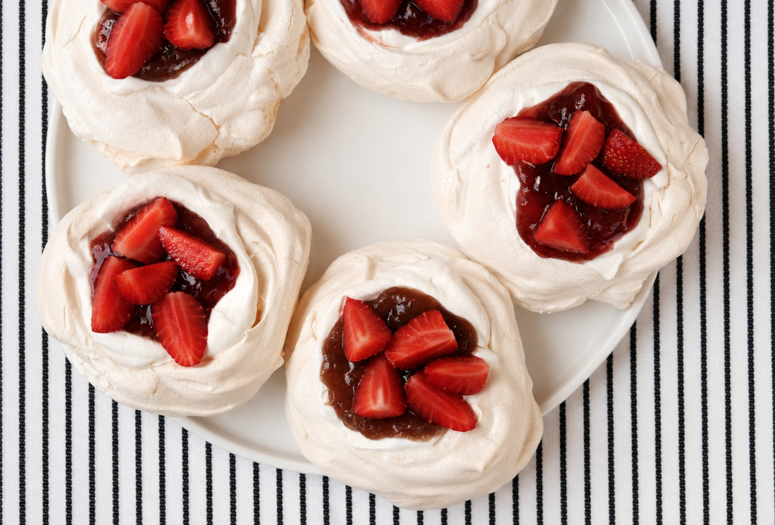 Pavlova à la confiture de Rhubarbe et fleurs sauvages