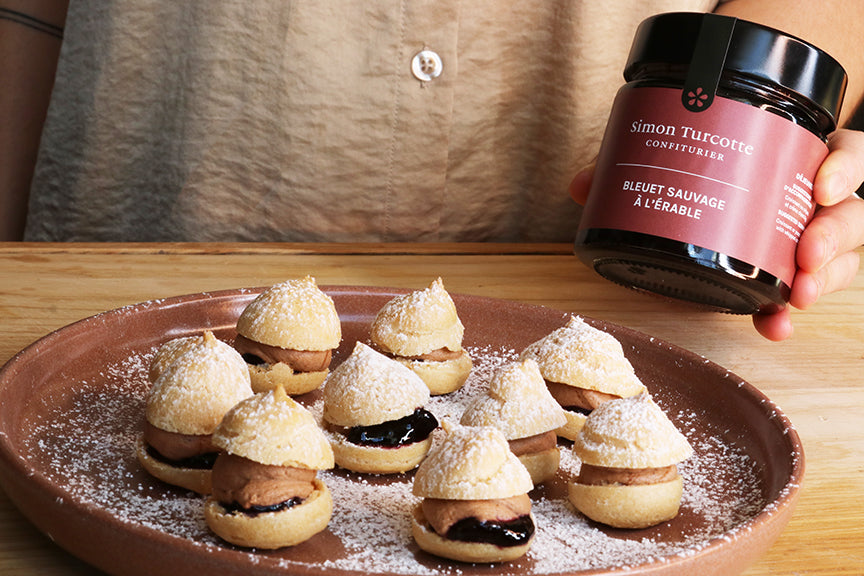 Choux au bleuet sauvage à l'érable et mousse au chocolat